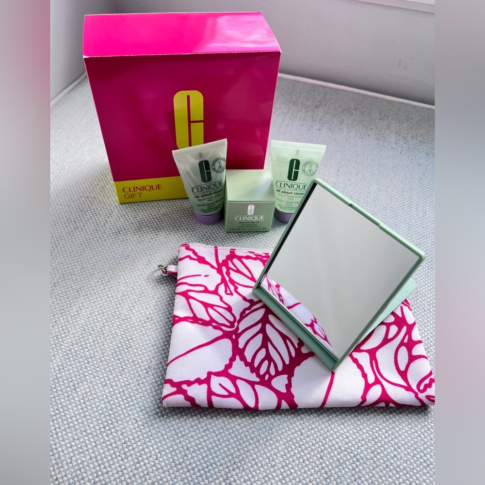 Clinique cleaning gift set with mirror and pouch new in the box